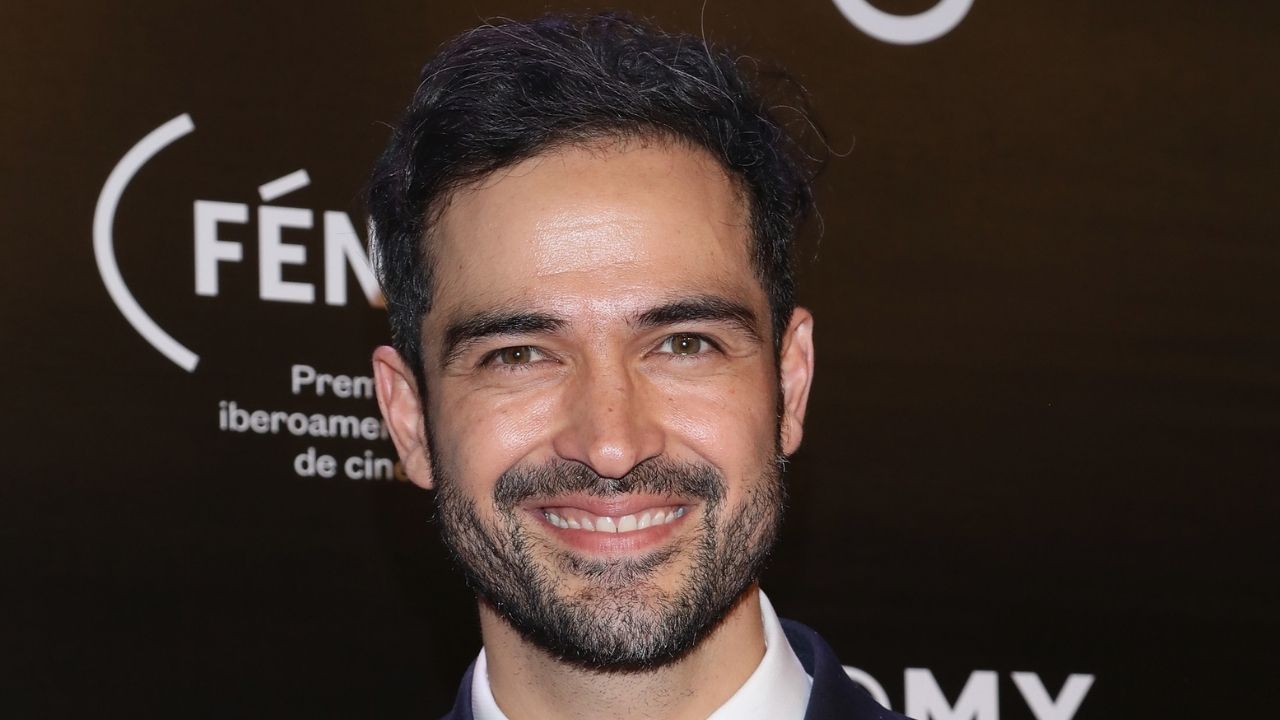 Spanish Podcast 'Batman Desenterrado' Is Coming To Spotify — And Alfonso  Herrera Has Officially Been Cast As The Lead