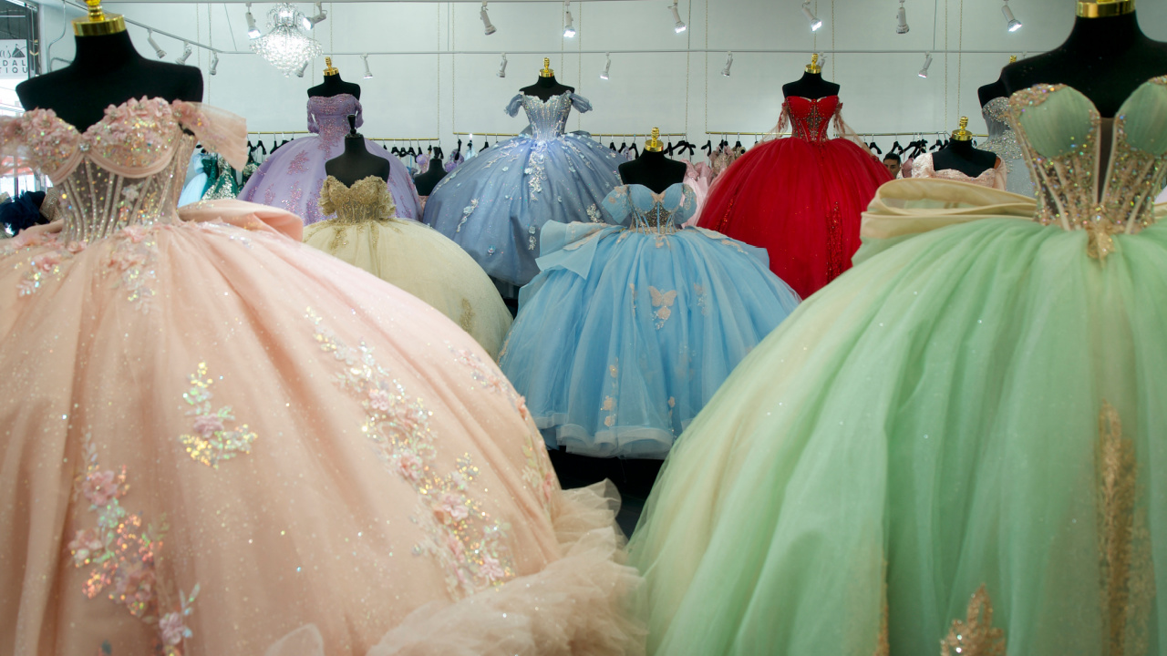 Thousands Pulled Up to This Girl’s Quince After Her Empty First Party Went Viral