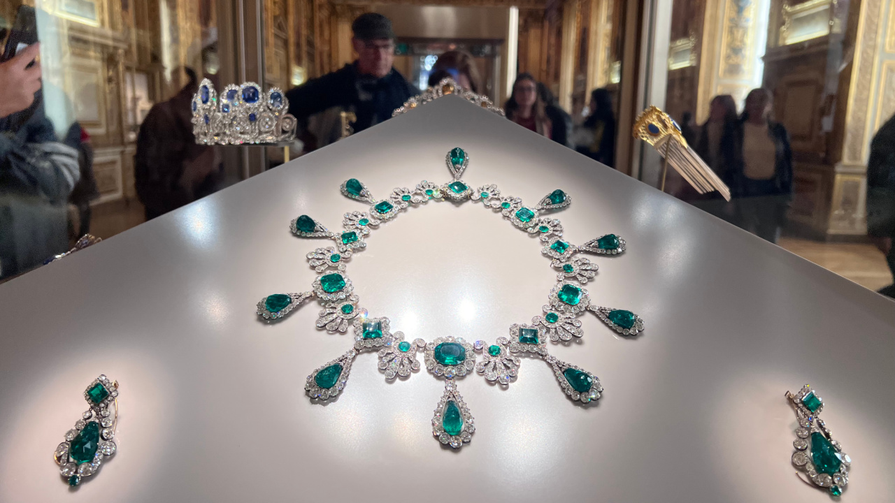 Thieves Vanish With Colombian Gemological History in the Shocking Louvre Heist