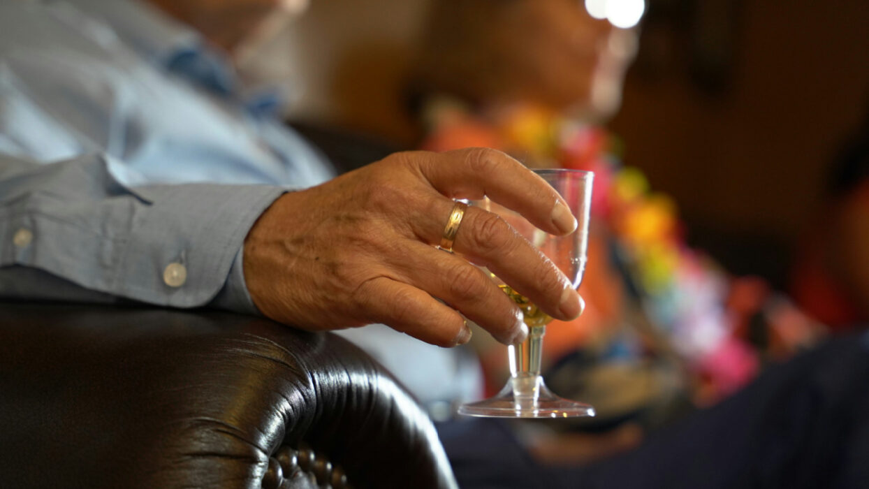 Minnesota's 'Grandparents' Happy Hour Bill' Might Let Abuelitos Enjoy Drinks Safely With Friends, and We Love This Era