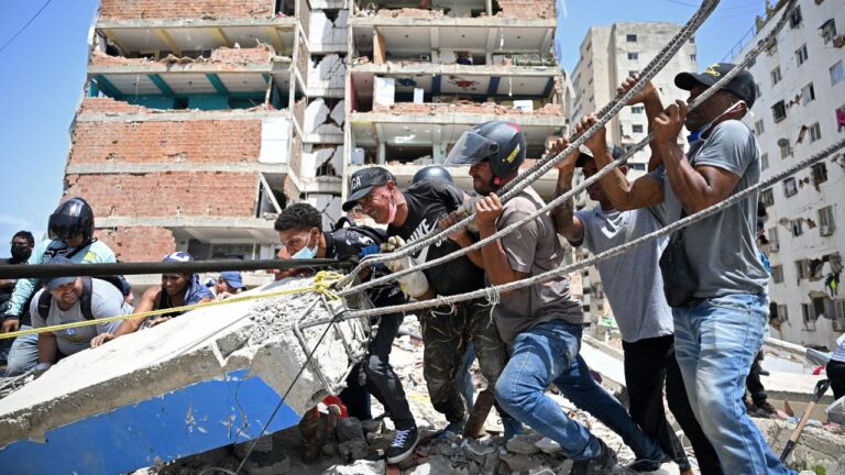 When Venezuela's Earthquake Hit, the People Showed Up. The Government Did Not