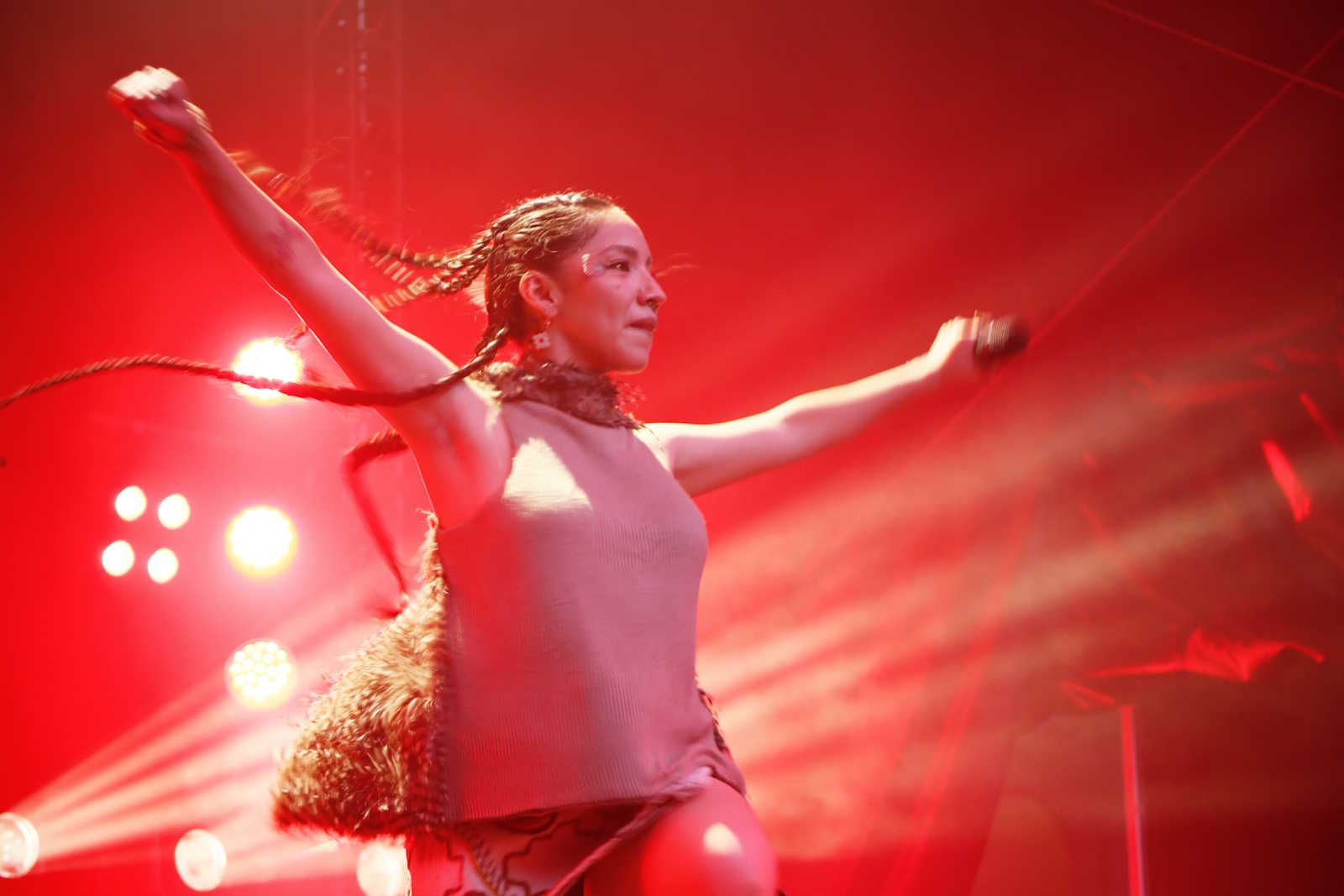 Image of Renata Flores in concert